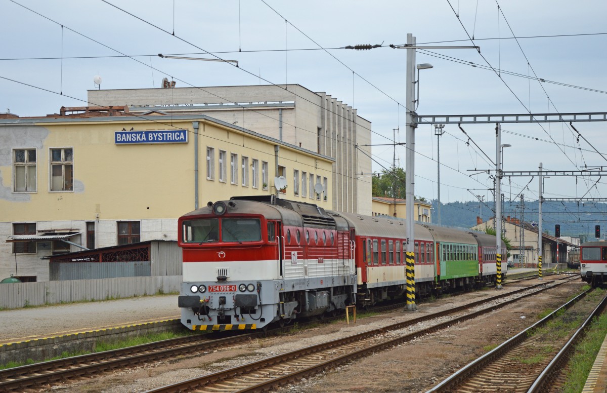 754 056-0 im Hauptbahnhof von Banská Bystrica/Neusohl, gerade wechselt in Rückrichtung Zvolen; 31.07.2015
