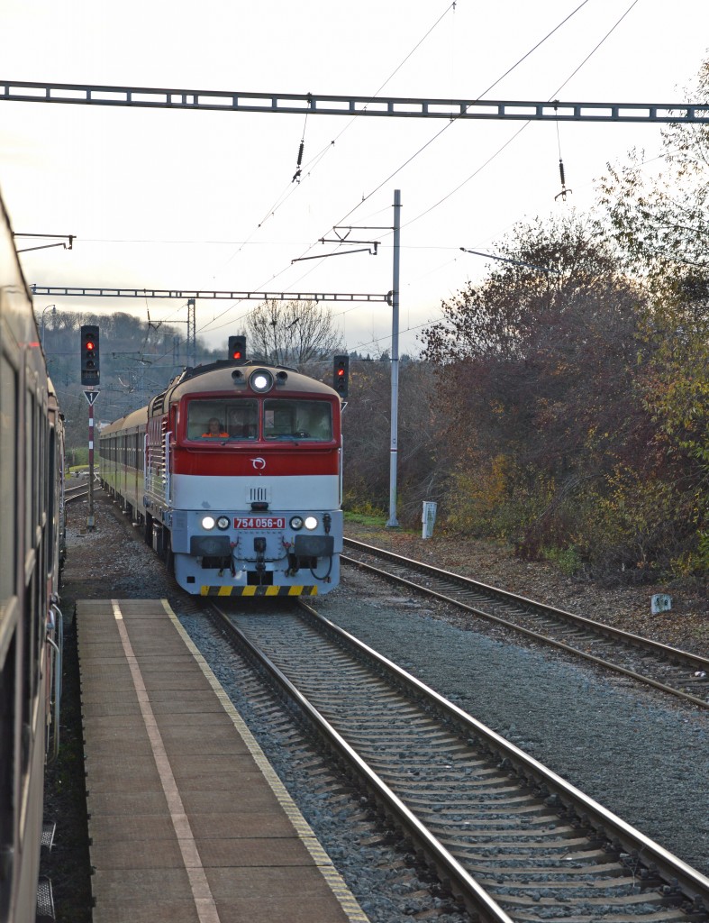 754 056-0 mit Regionalzug Os 7318 Zvolen os. st./Altsohl – Banská Bystrica/Neusohl (Kurswagen bis nach Brezno/Bries), Zugkreuzung mit Os 7321 (Banská Bystrica – Zvolen os. st. (– Levice)) in Bf. Sliač kúpele/Heilbad Sliacs; 16.11.2015