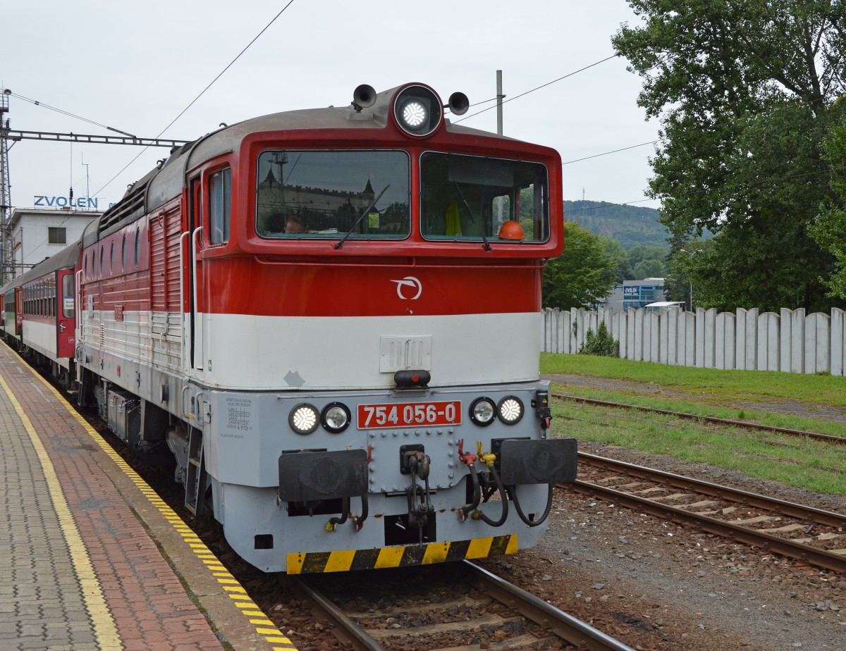 754 056-0 vor Abfahrt mit Regionalzug Os 7336 Zvolen os. st./Altsohl Persbf. (08:52) – Bansk Bystrica/Neusohl (09:23). Zug fhrt ab mit Verspttung 20 Min.; 31.07.2015
