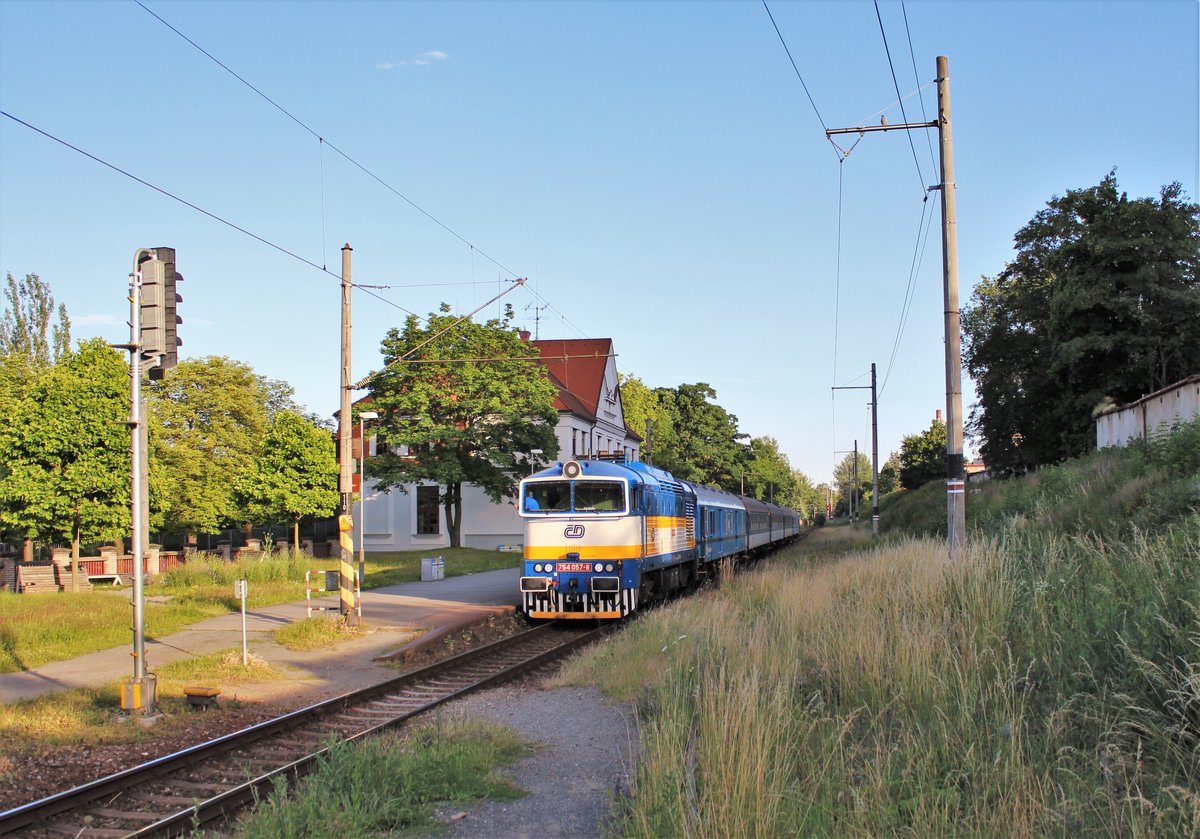 754 057 ist am 04.07.20 mit dem Sp 1707 in Plzeň Zastávka zusehen.
