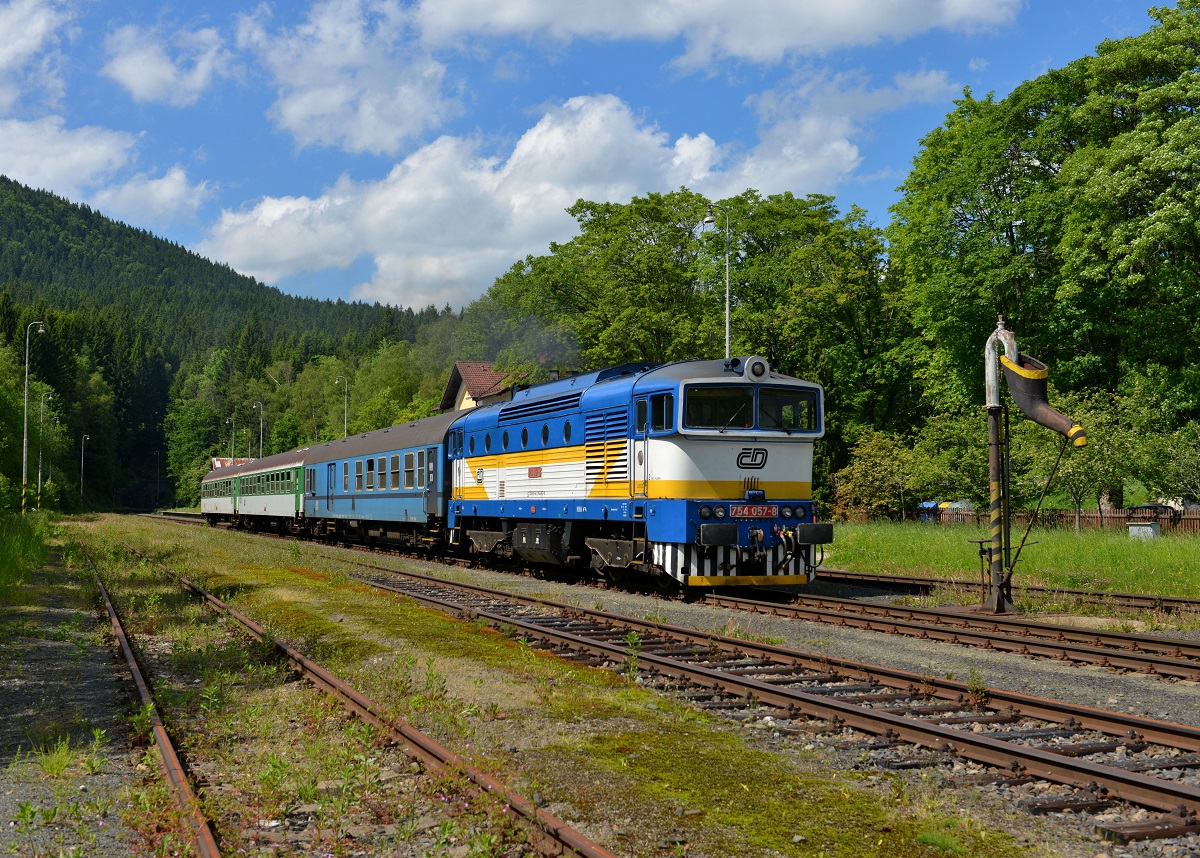 754 057 mit einem Os nach Bayerisch Eisenstein am 16.06.2013 bei der Ausfahrt aus Spicak.