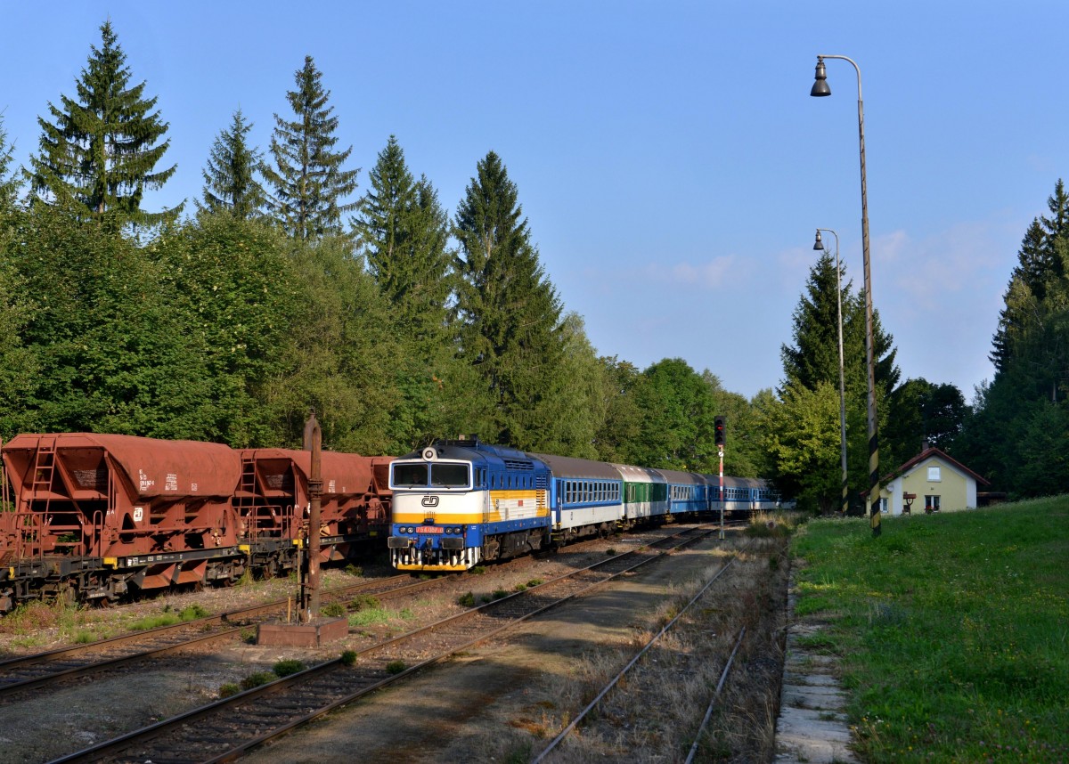 754 057 mit einem R nach Bayerisch Eisenstein am 24.08.2013 bei der Ausfahrt in Hamry-Hojsova-Straz.