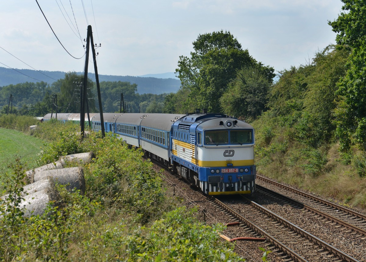 754 057 mit einem R nach Prag am 24.08.2013 bei Janovice nad Uhlavou.