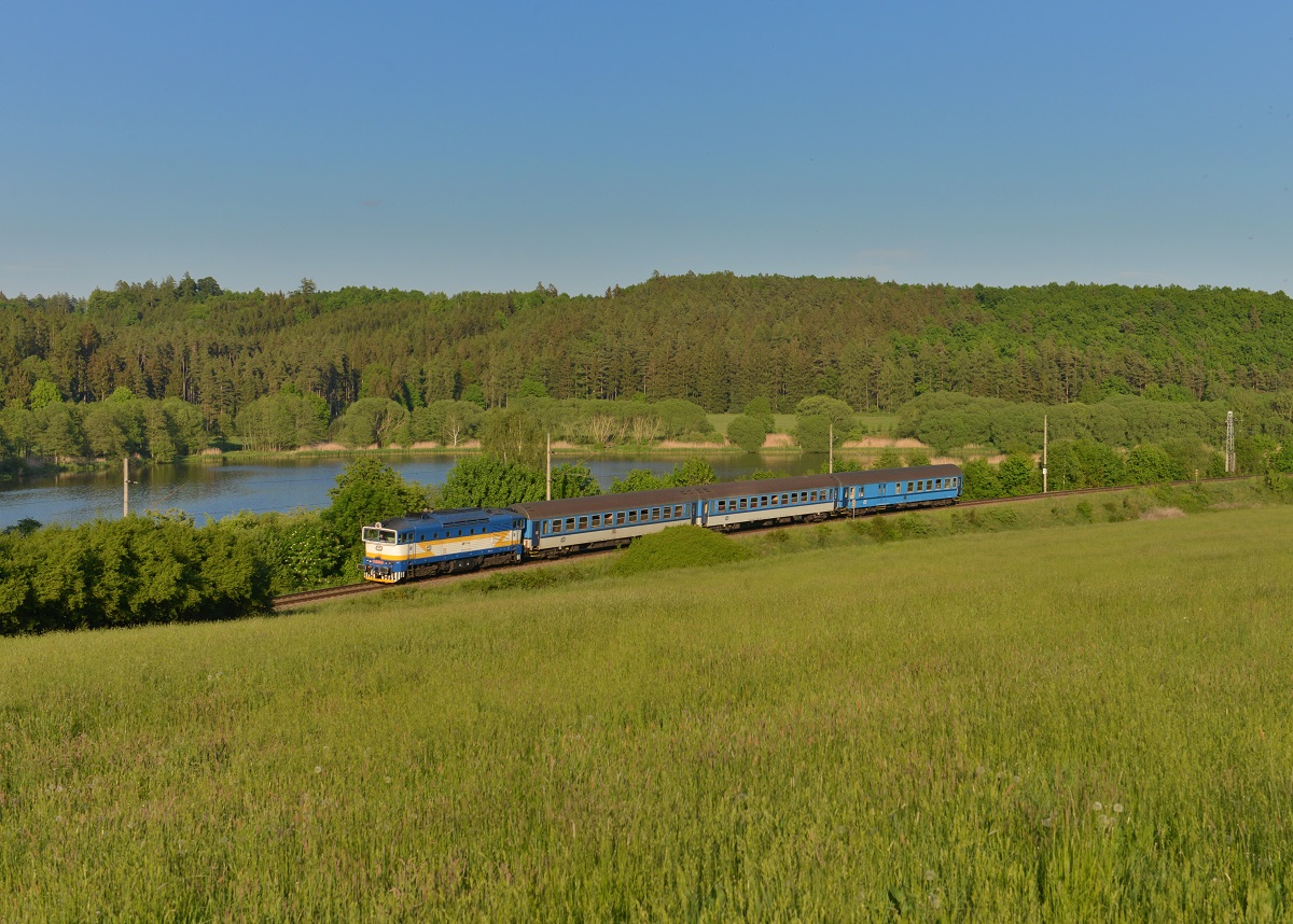 754 057 mit Os 7403 am 18.05.2015 bei Tocnik. 