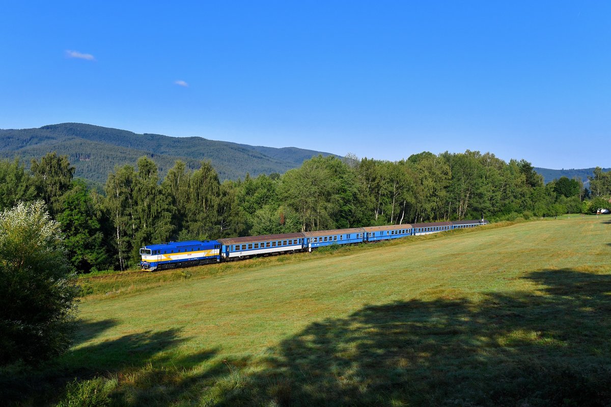 754 057 mit Os 7502 am 04.08.2019 bei Zelena Lhota. 