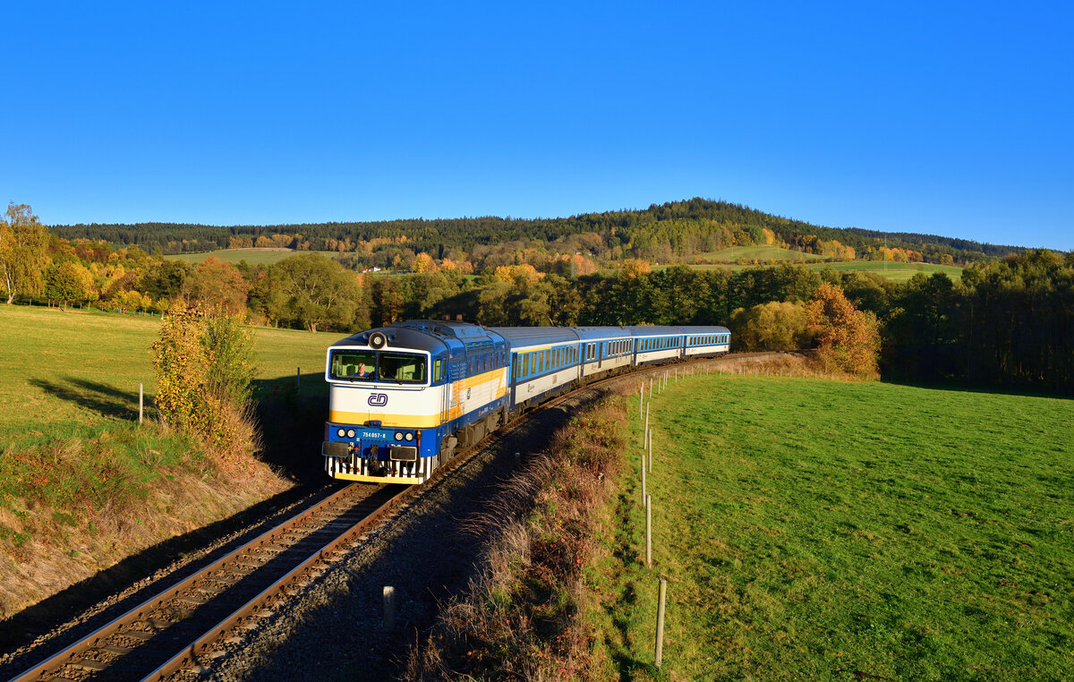 754 057 mit R 775 am 27.10.2022 bei Desenice.