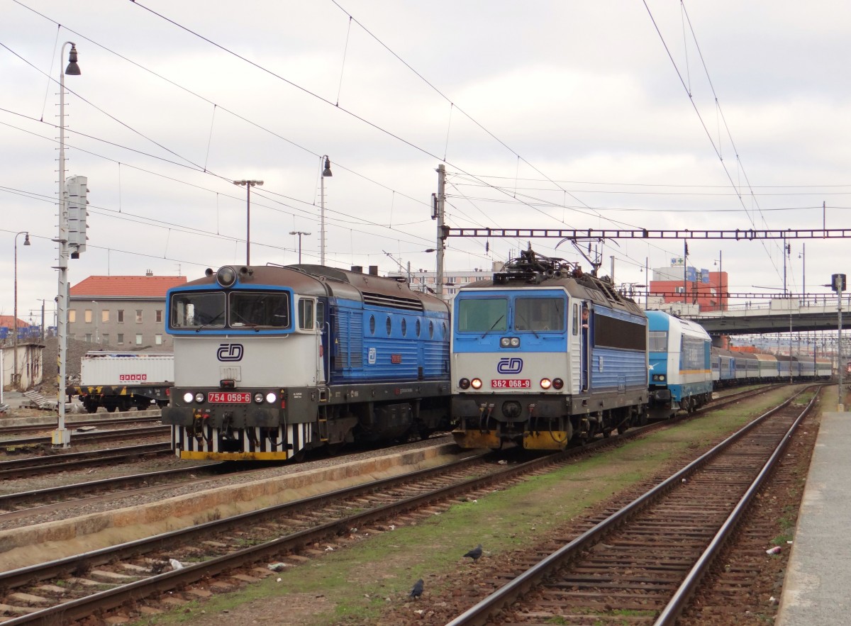 754 058-6 und 362 068-9 hier in Plzeň hl.n. am 30.12.15.