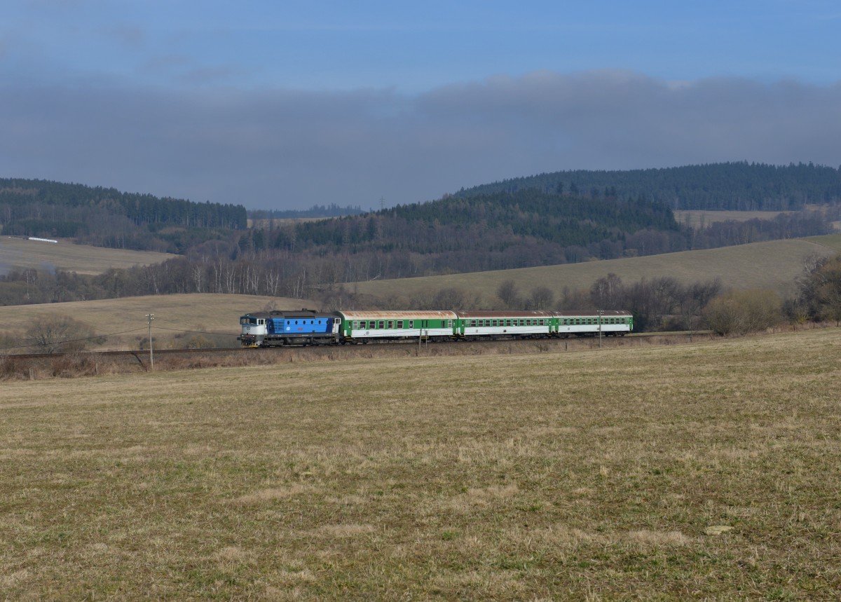 754 058 mit einem Os nach Bayerisch Eisenstein am 01.03.2014 bei Desenice.