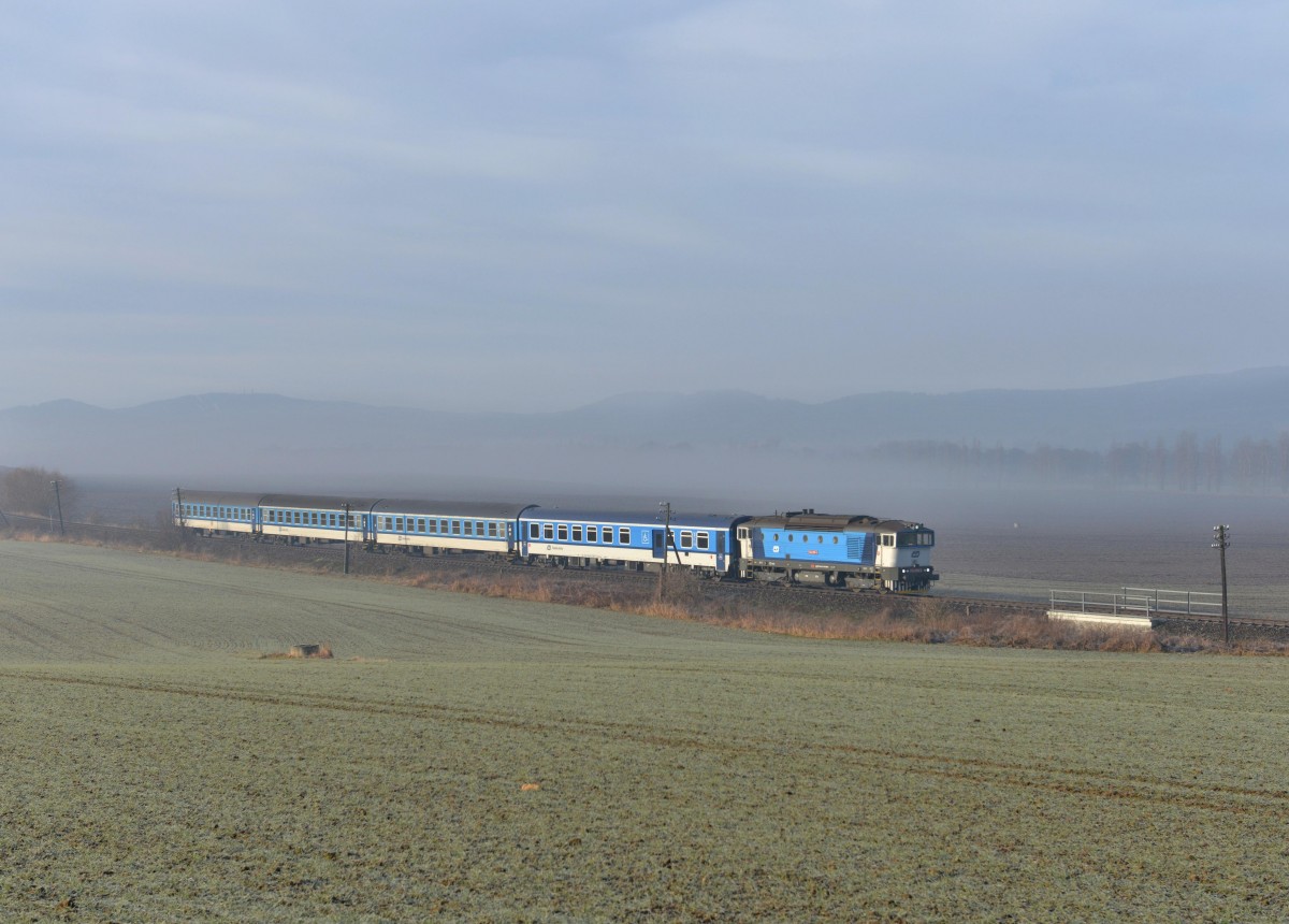 754 058 mit einem R nach Prag am 03.01.2014 bei Petrovice nad Uhlavou.