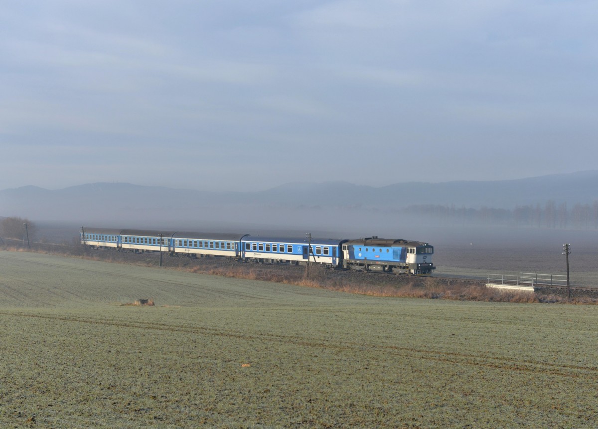 754 058 mit einem R nach Prag am 03.01.2014 bei Petrovice nad Uhlavou.