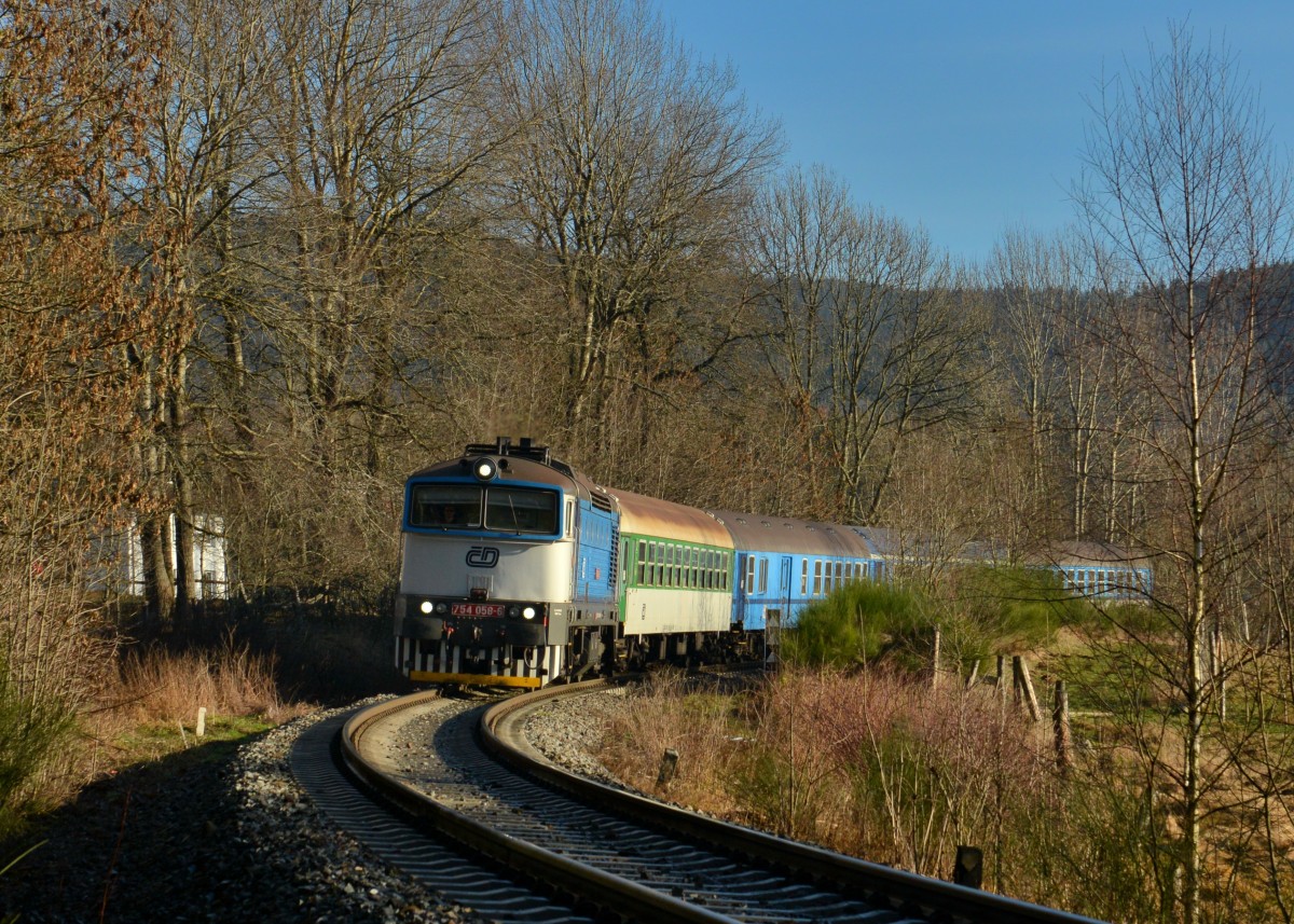 754 058 mit Os 7504 am 27.12.2015 bei Spicak. 