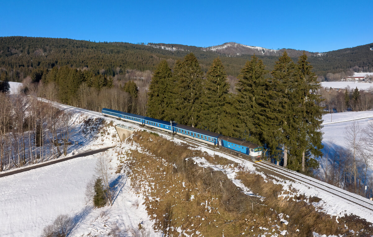 754 058 mit Sp 1702 am 15.02.2023 bei Spicak.