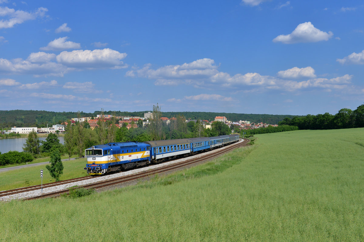 754 059 mit einem R am 02.06.2017 bei Náměšť nad Oslavou.