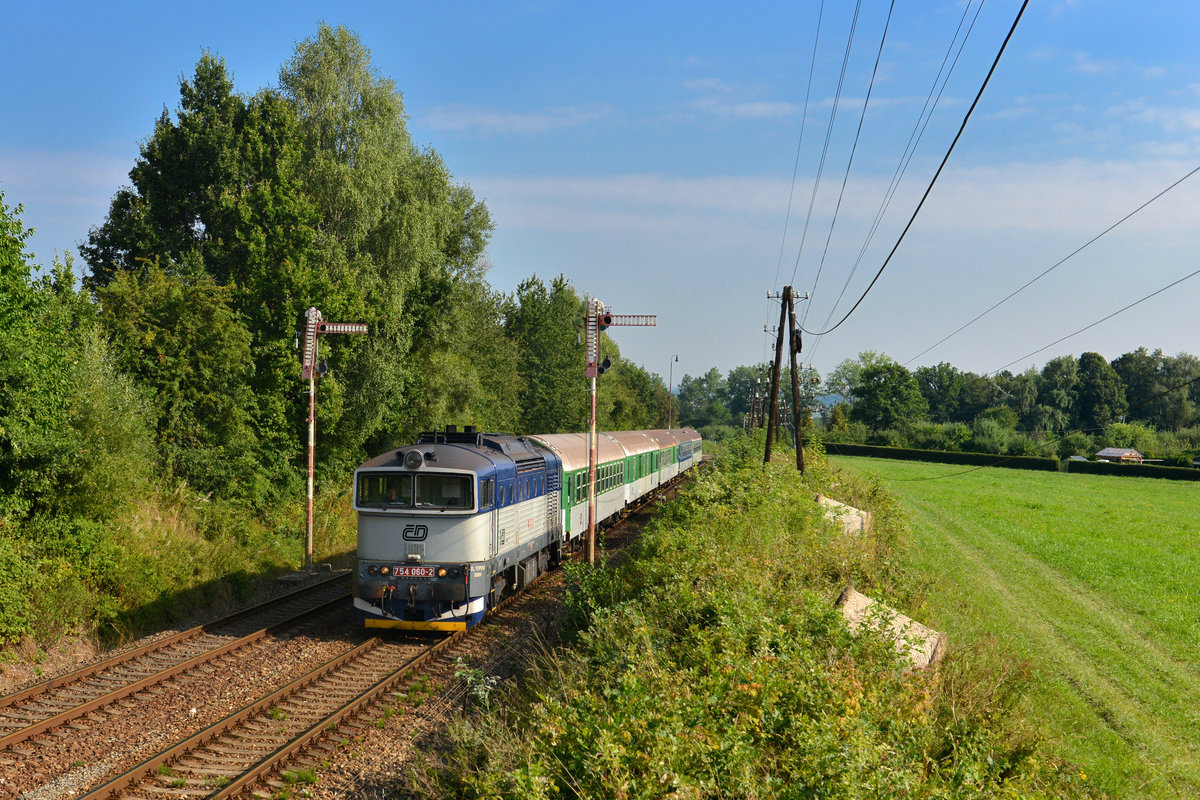754 060 mit einem R am 24.08.2013 bei Janovice nad Uhlavou.