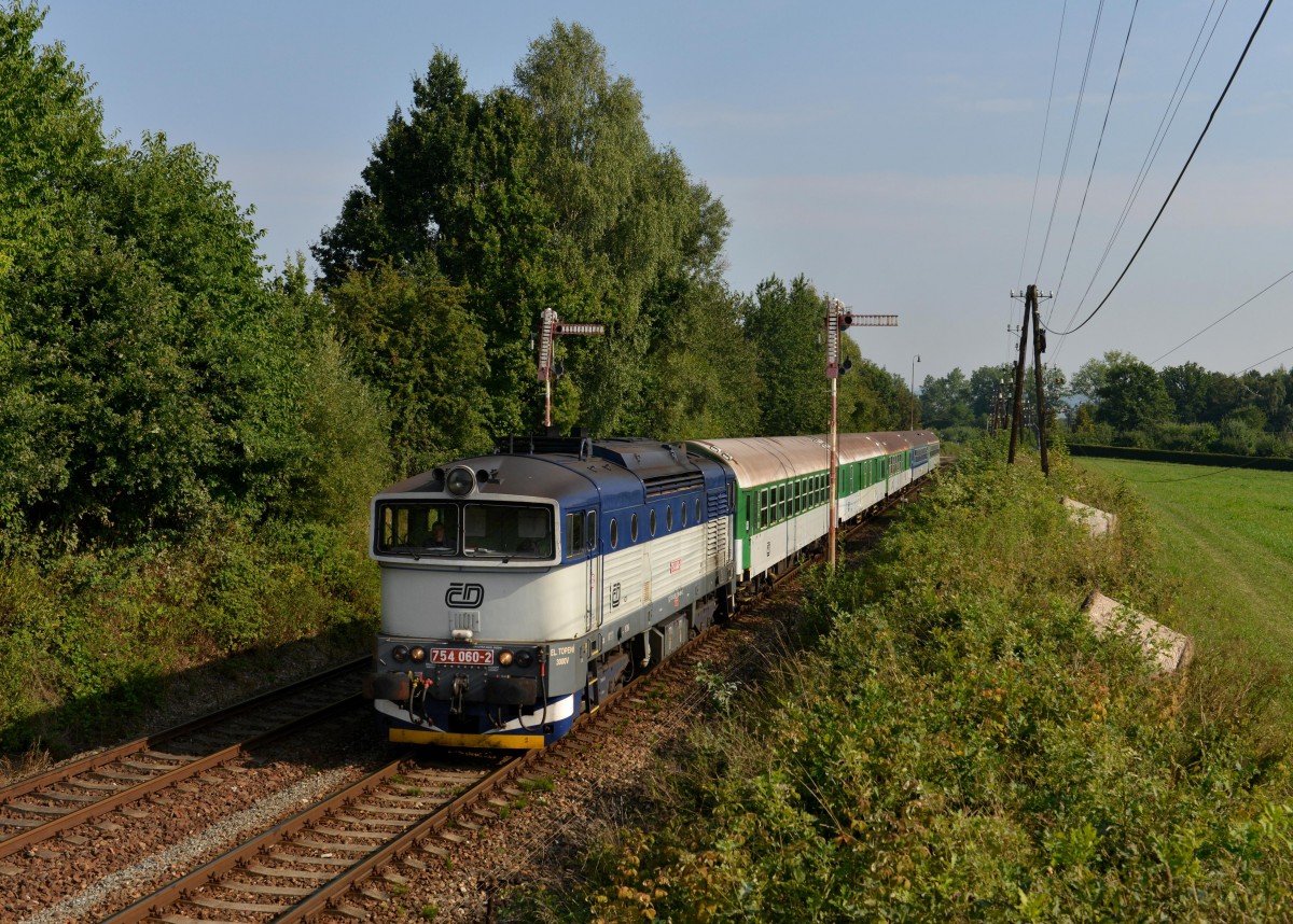 754 060 mit einem R nach Bayerisch Eisenstein am 24.08.2013 bei Janovice nad Uhlavou.