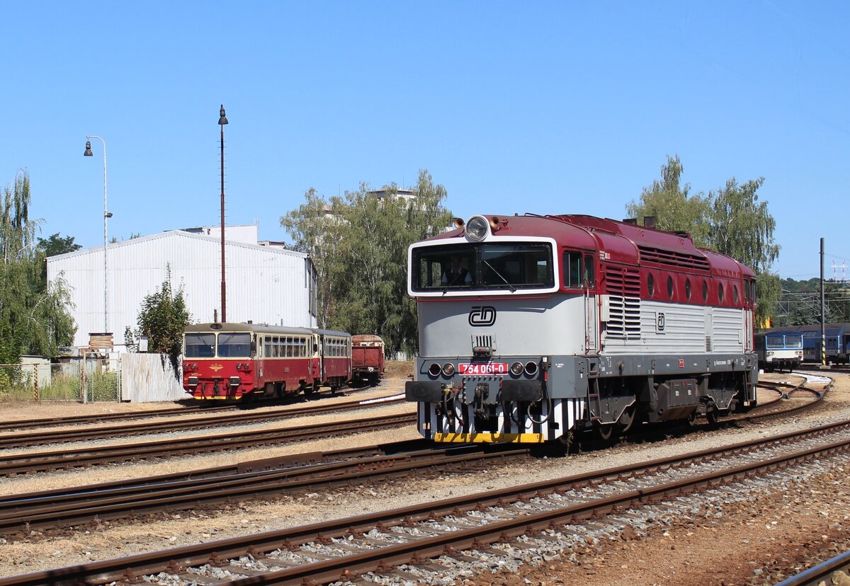 754 061-0 ist nach dem Tanken am 15.08.26 in Čerčany zu sehen. Oben steht 810 381 (KZC) mit Beiwagen. Foto entstand vom Bahnsteig!