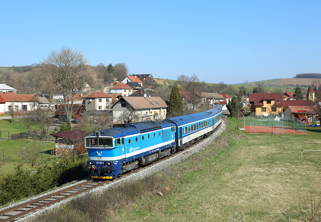 754 062 passes Polichno whilst working train 888, 1031 Luhacovice - Prague Smichov, 31 March 2019