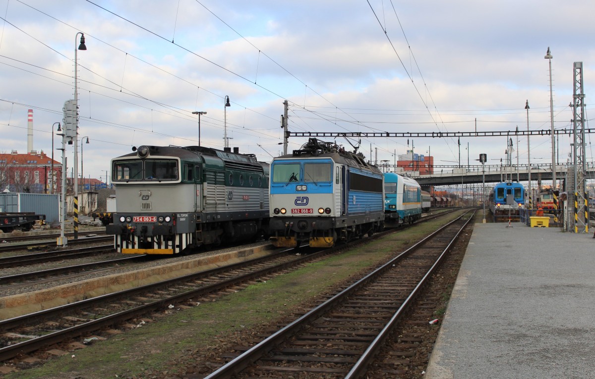 754 063-6 und 362 068-9 hier in Plzeň hl.n. am 30.12.15.