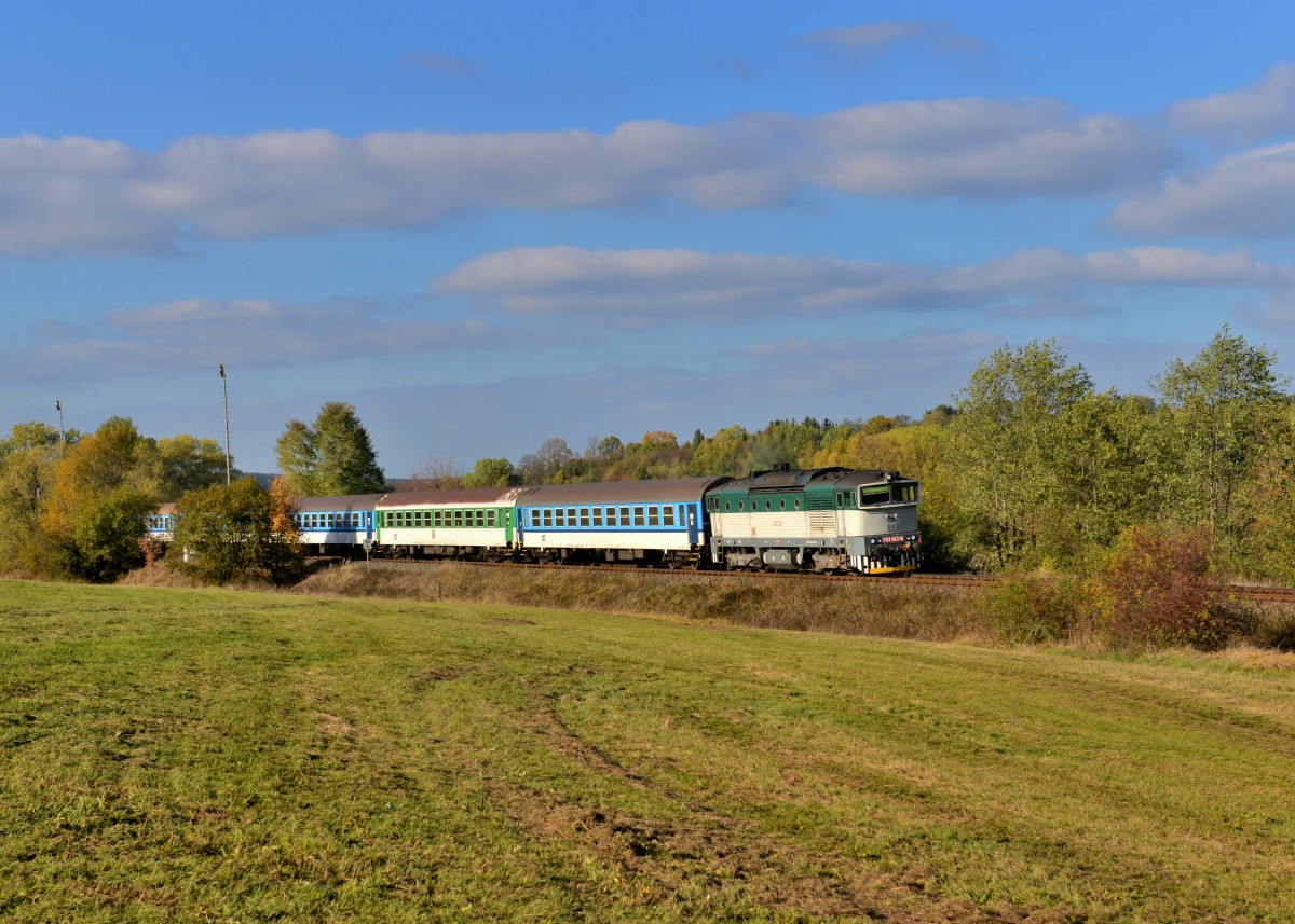 754 063 mit Os 7412 am 23.10.2015 bei Milavce. 