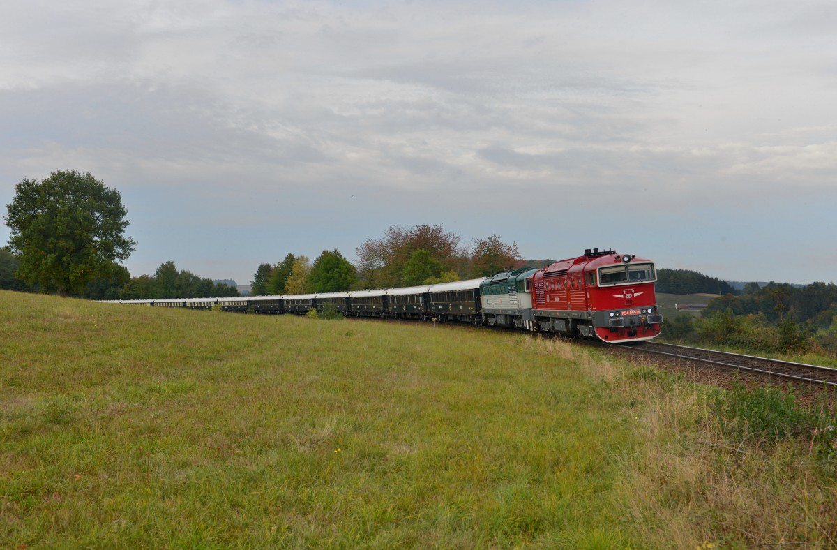 754 066 + 754 074 mit dem Orientexpress am 03.10.2015 bei Horní Folmava. 