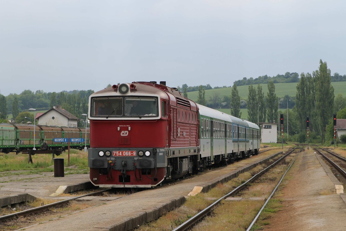 754 066-9 mit Os 4834 Brno-Okřky auf Bahnhof Okřky am 24-5-2013.
