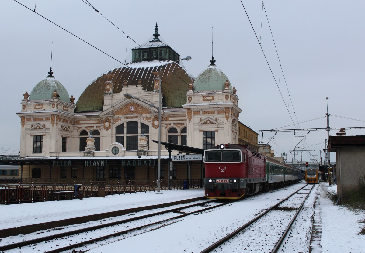 754 066-9 steht am 30.12.14 in Plzeň hlavní nádraží. 