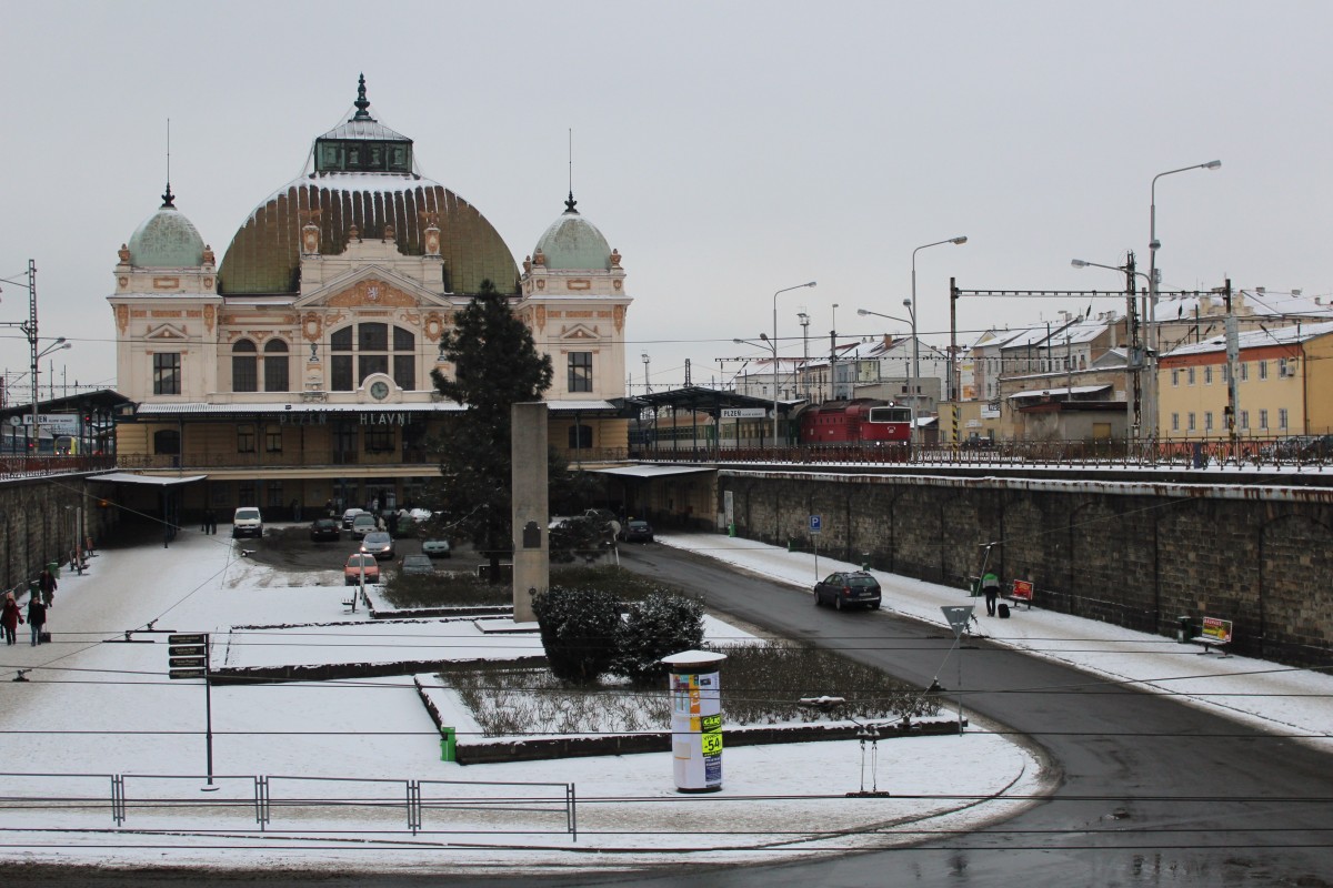 754 066-9 steht am 30.12.14 in Plzeň hlavní nádraží. 