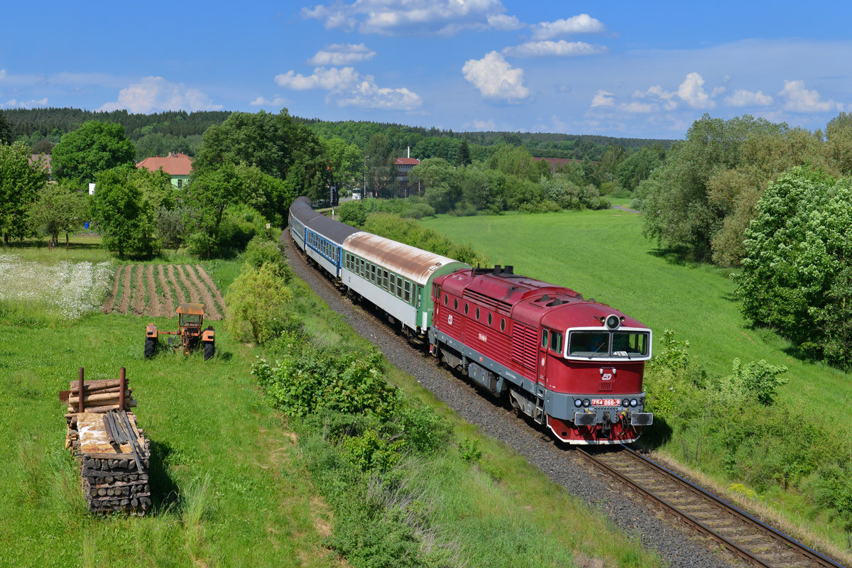 754 066 mit Os 7412 am 30.05.2017 bei Blizejov. 