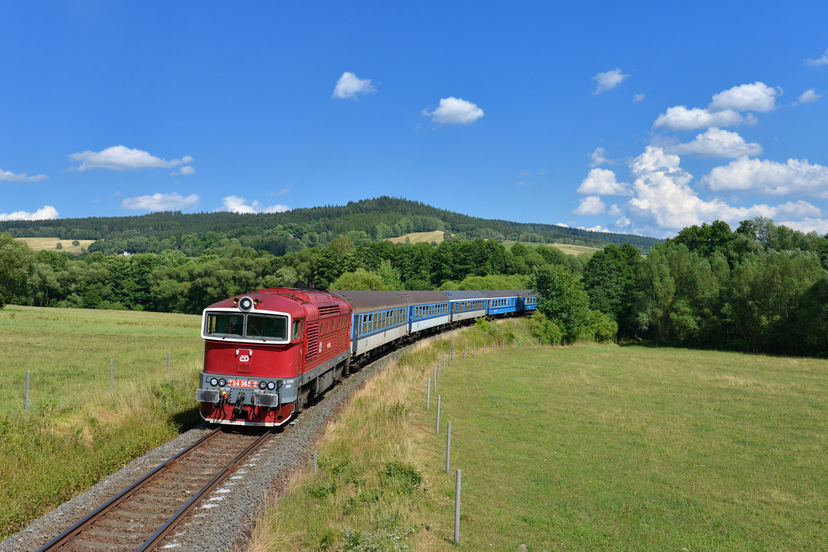 754 066 mit Os 7501 am 06.07.2017 bei Hodousice. 