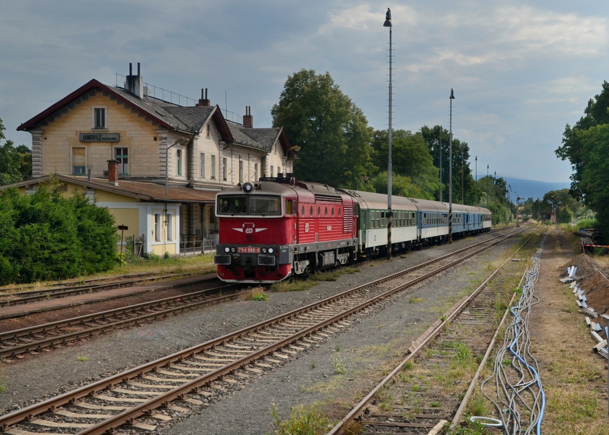 754 066 mit Os 7501 am 02.08.2015 in Janovice nad Uhlavou. 