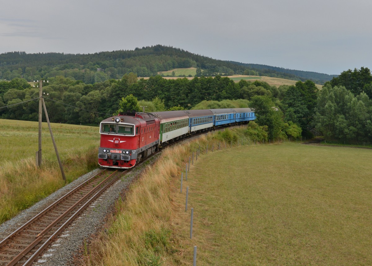 754 066 mit Os 7501 am 02.08.2015 bei Desenice. 