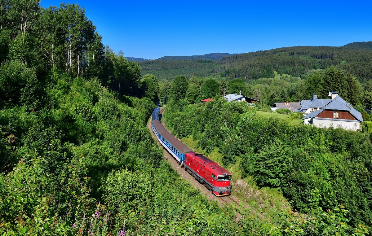 754 066 mit Os 7575 am 03.07.2022 bei Zelezna Ruda.