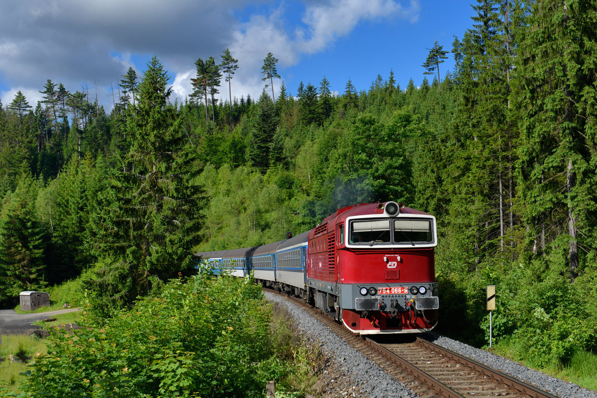 754 066 mit Rx 775 am 18.06.2017 bei Zelezna Ruda. 