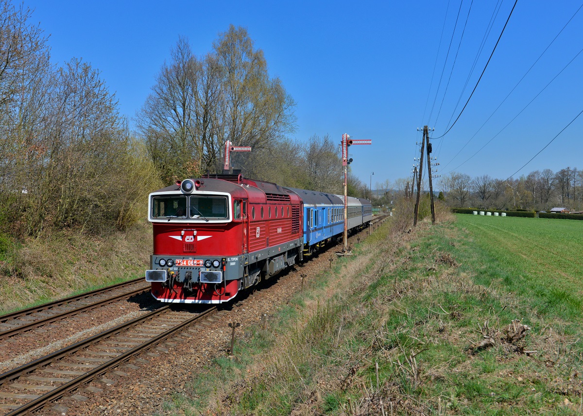 754 066 mit Sp 1962 am 19.04.2015 bei Janovice nad Uhlavou. 