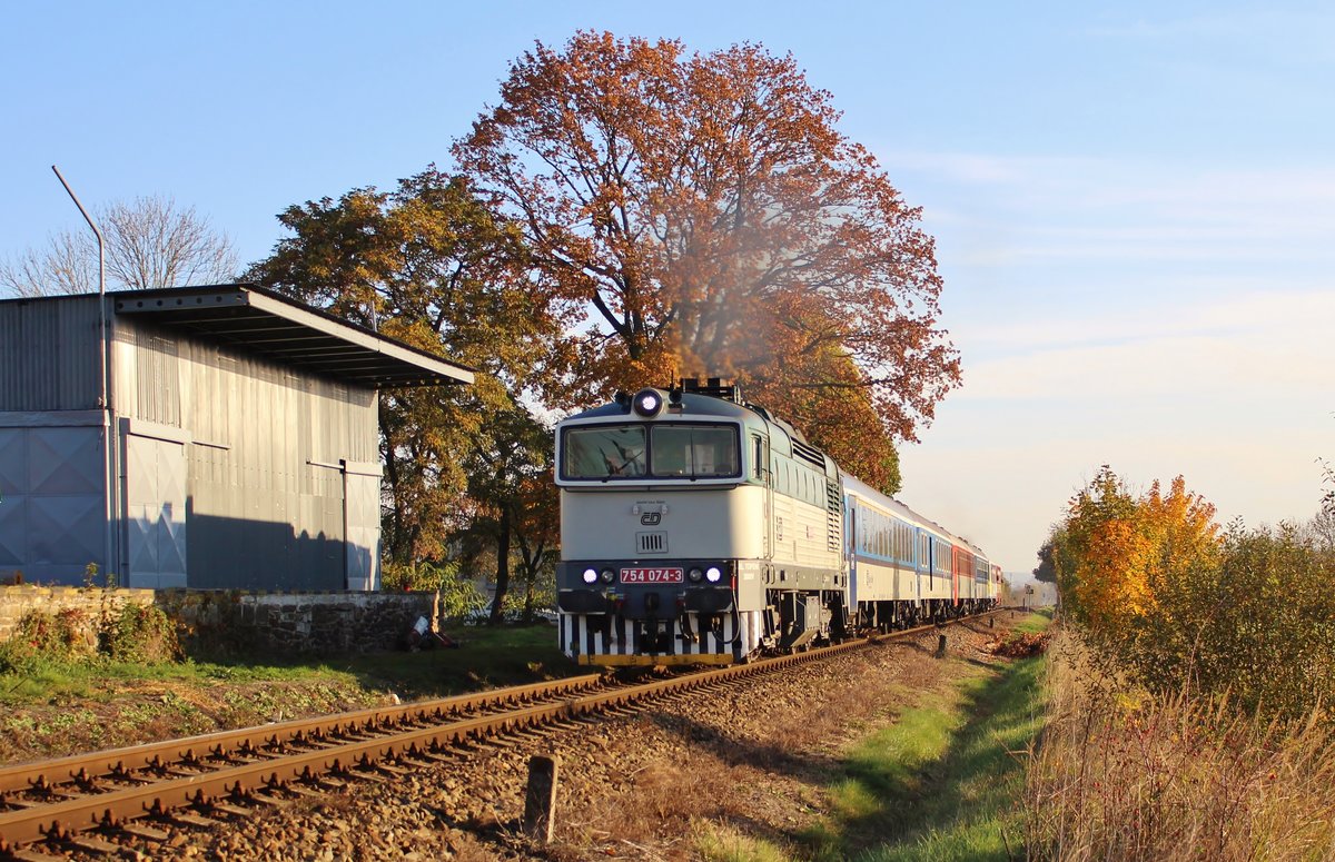 754 074-3 am 15.10.18 mit dem Rx 776 Pancíř in Bezděkov u Klatov. m Zugschluss wird der Os 7547 gleich mitgeschleppt, der dann von Železná Ruda nach Klatovy fährt.