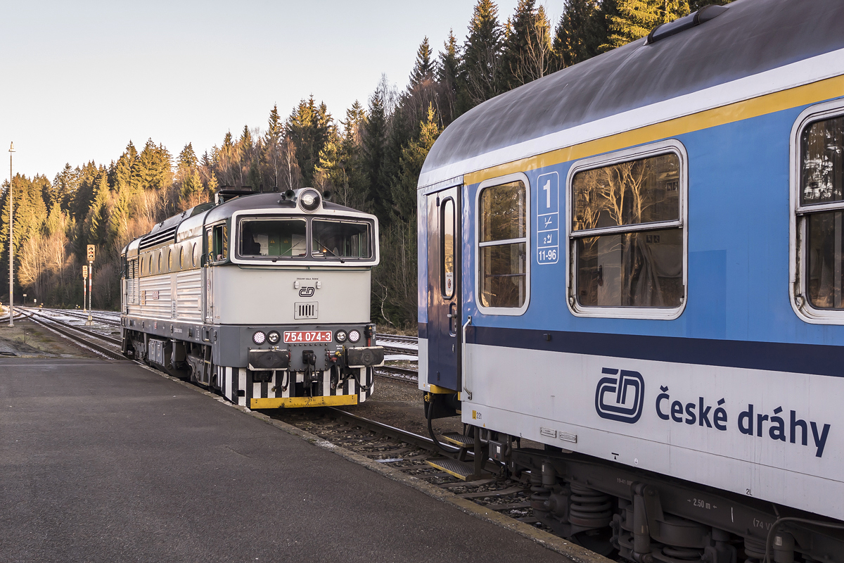 754 074-3 der CD  Taucherbrille  hat im Bahnhof Železná Ruda-Alžbětín (Bayerisch Eisenstein) ihren Zug umfahren und setzt sich an die Spitze des nun als R 779 bezeichneten Zuges nach Praha. 29.11.2014