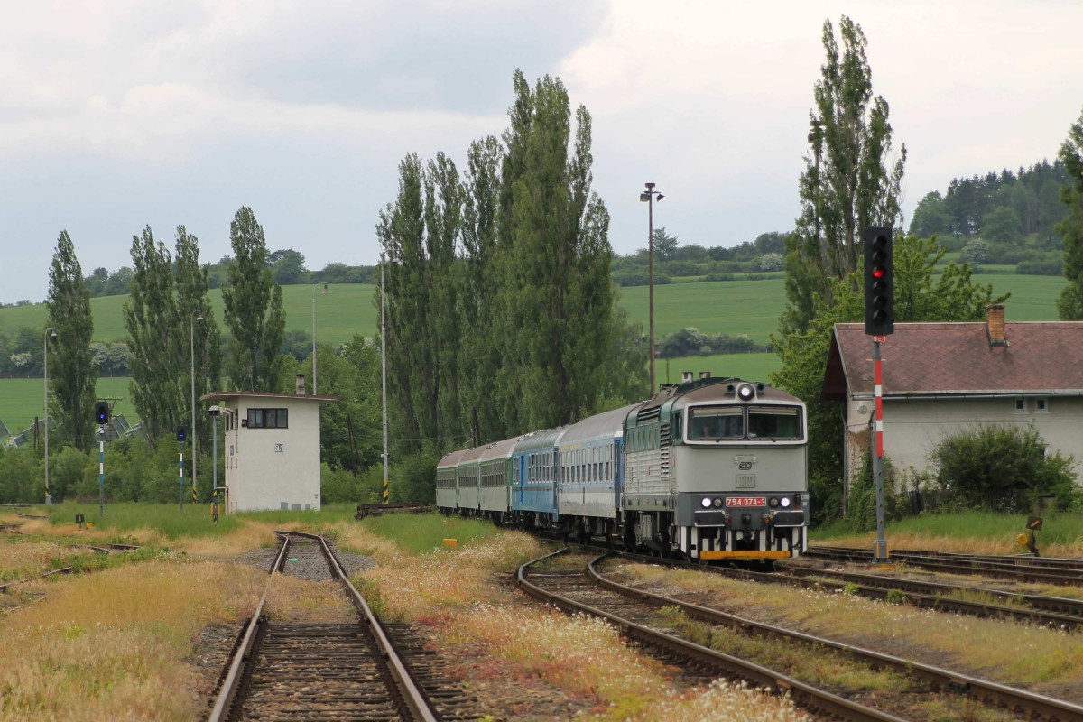 754 074-3 mit R 666 Brno-Plzeň auf Bahnhof Okřky am 24-5-2013.
