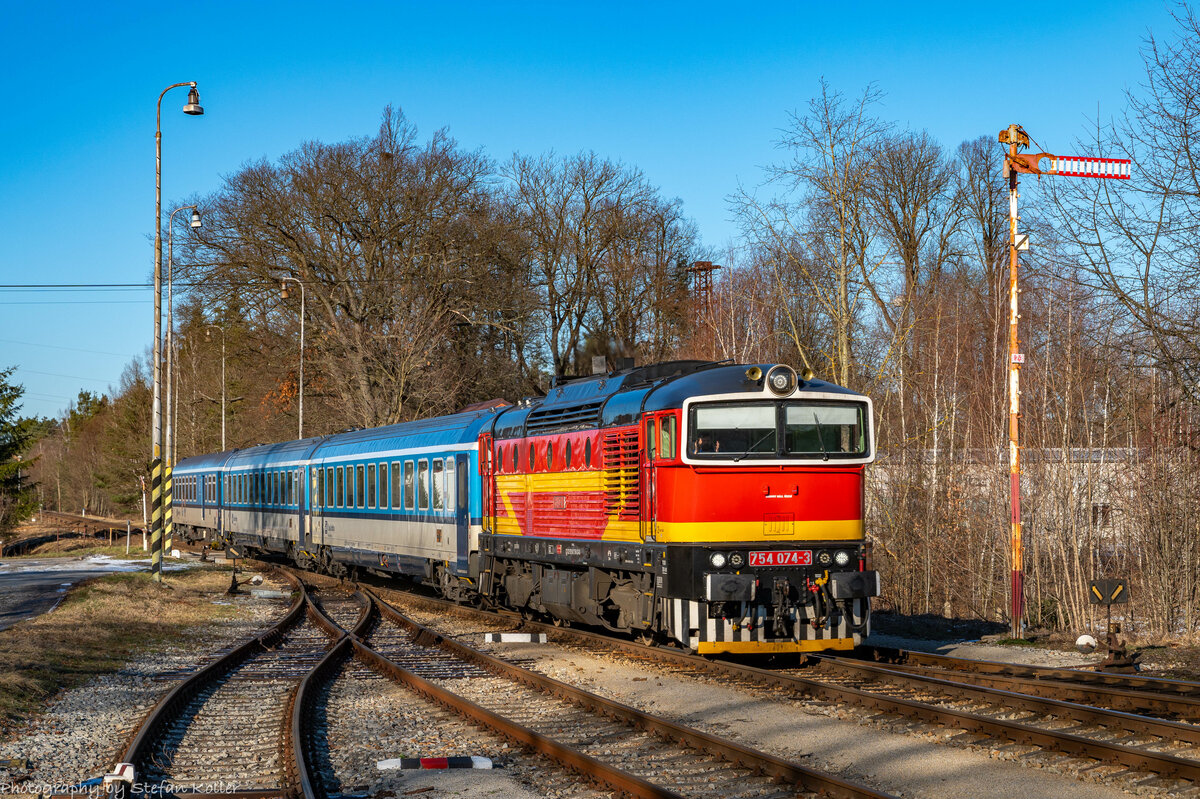 754 074 mit dem R 715 Praha.hl.n - Ceske Velenice bei der Durchfahrt durch den Bahnhof Suchdol nad Lužnicí