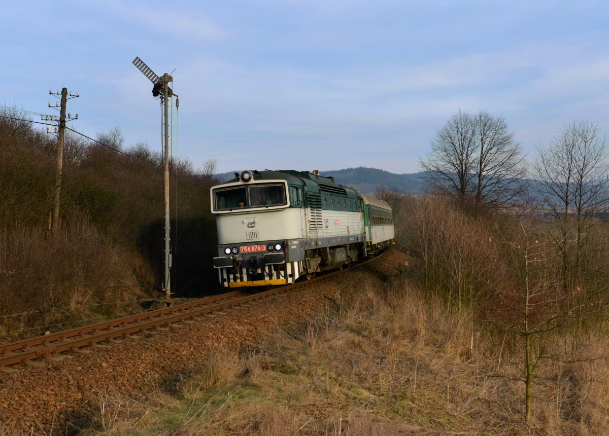 754 074 mit einem Os nach Pilsen am 01.03.2014 am Esig von Nyrsko.