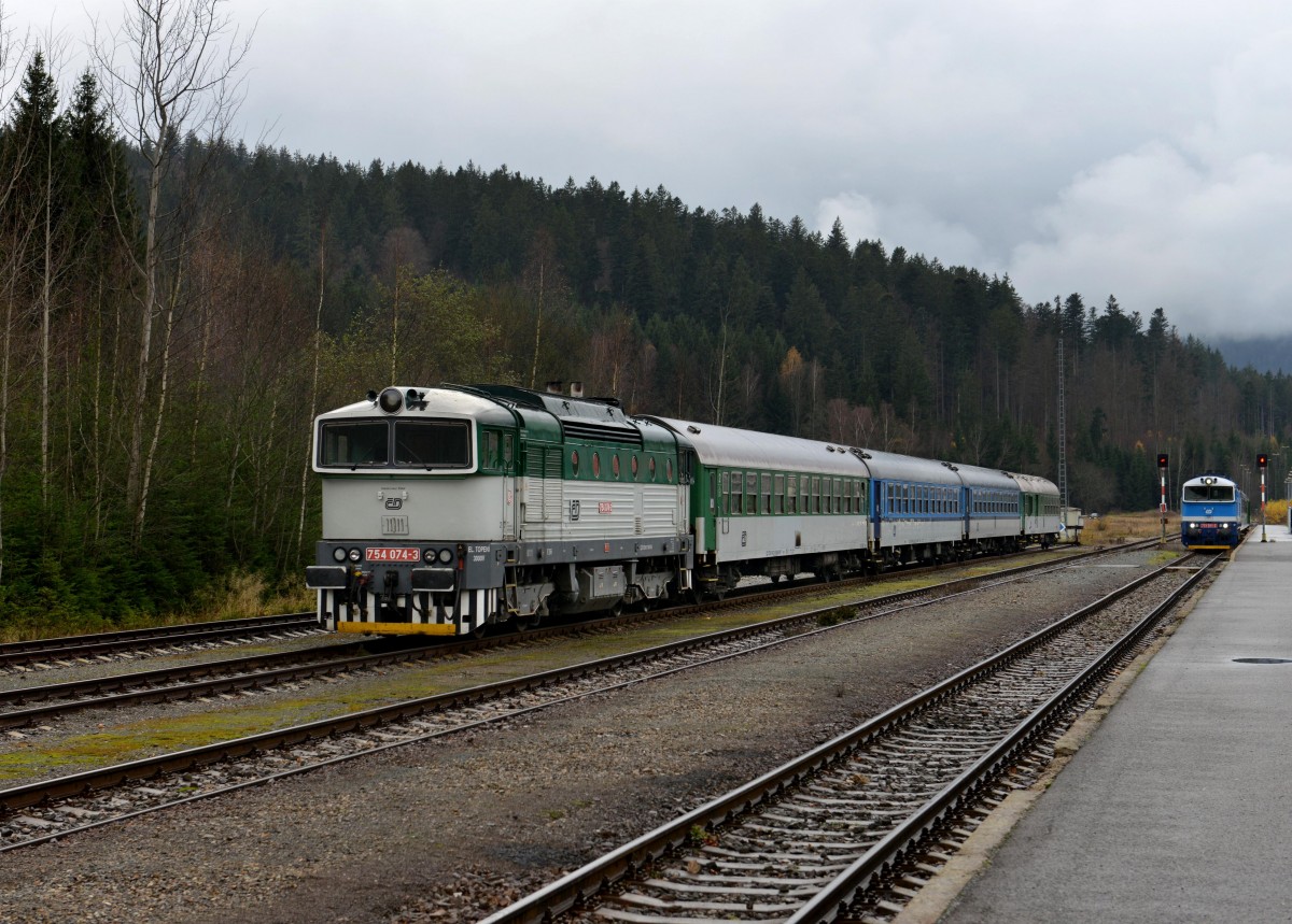 754 074 mit einem Personenzug am 10.11.2013 in elezn Ruda-Albětn.