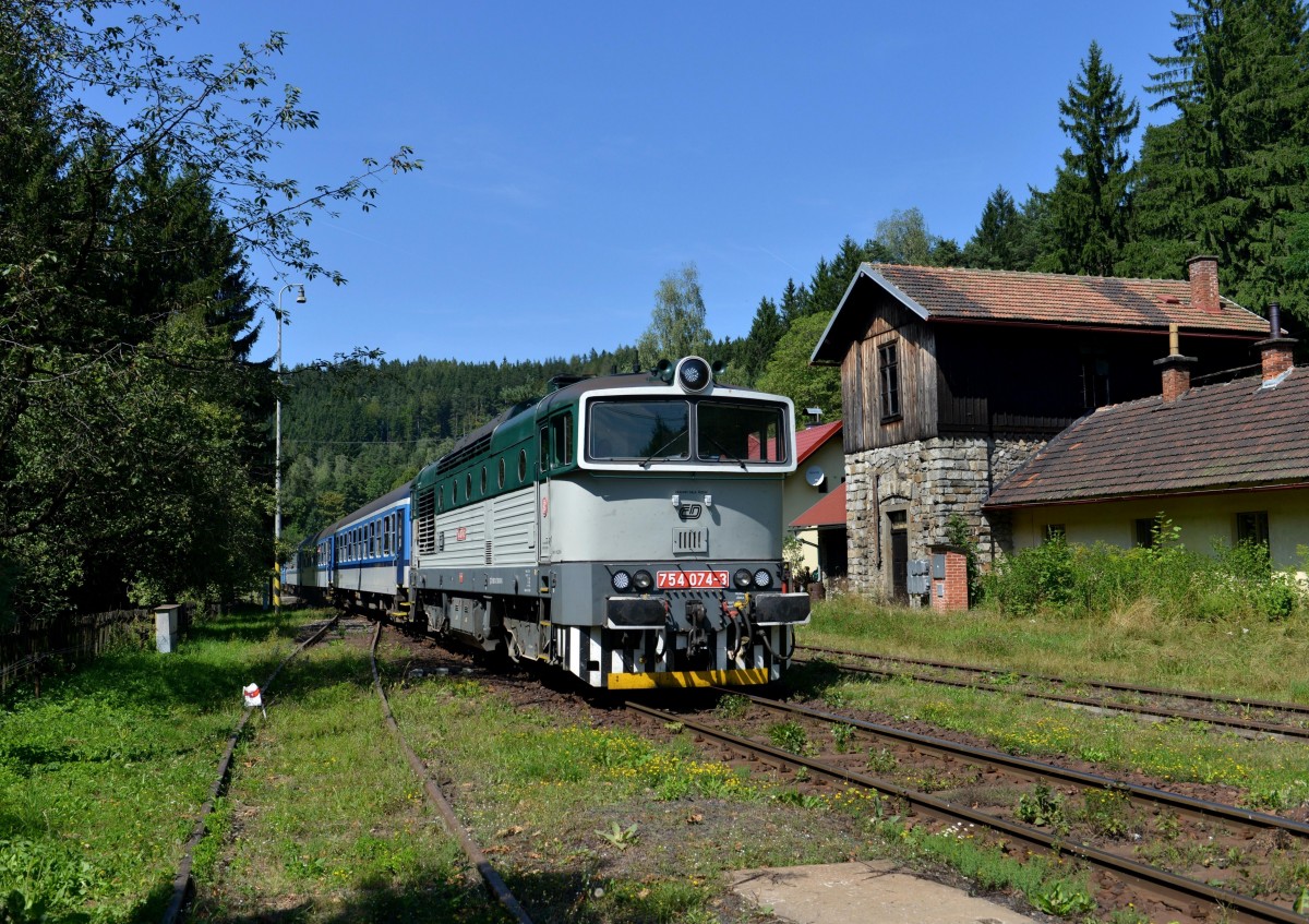 754 074 mit R 826 nach Bayerisch Eisenstein am 16.08.2013 bei der Einfahrt in Zelena Lhota.