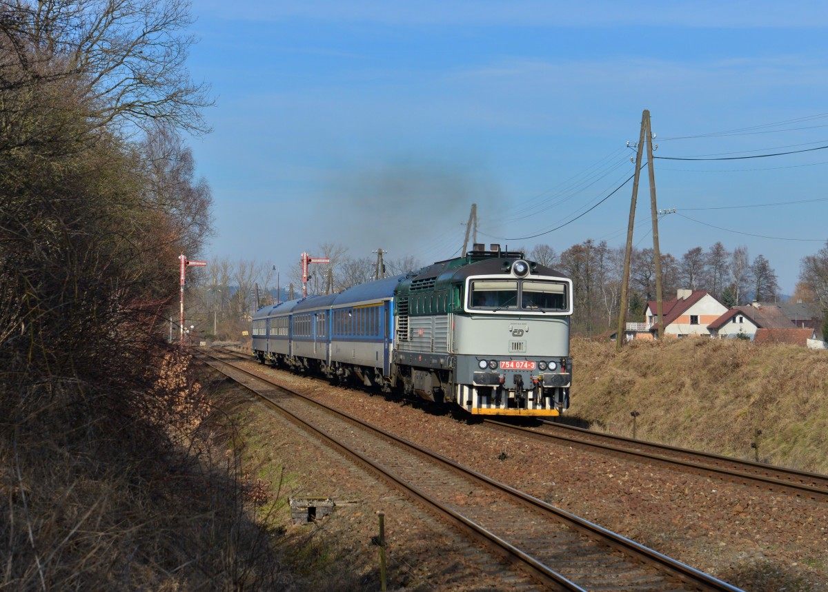 754 074 mit Rx 776 am 08.03.2015 bei Janovice nad Uhlavou. 