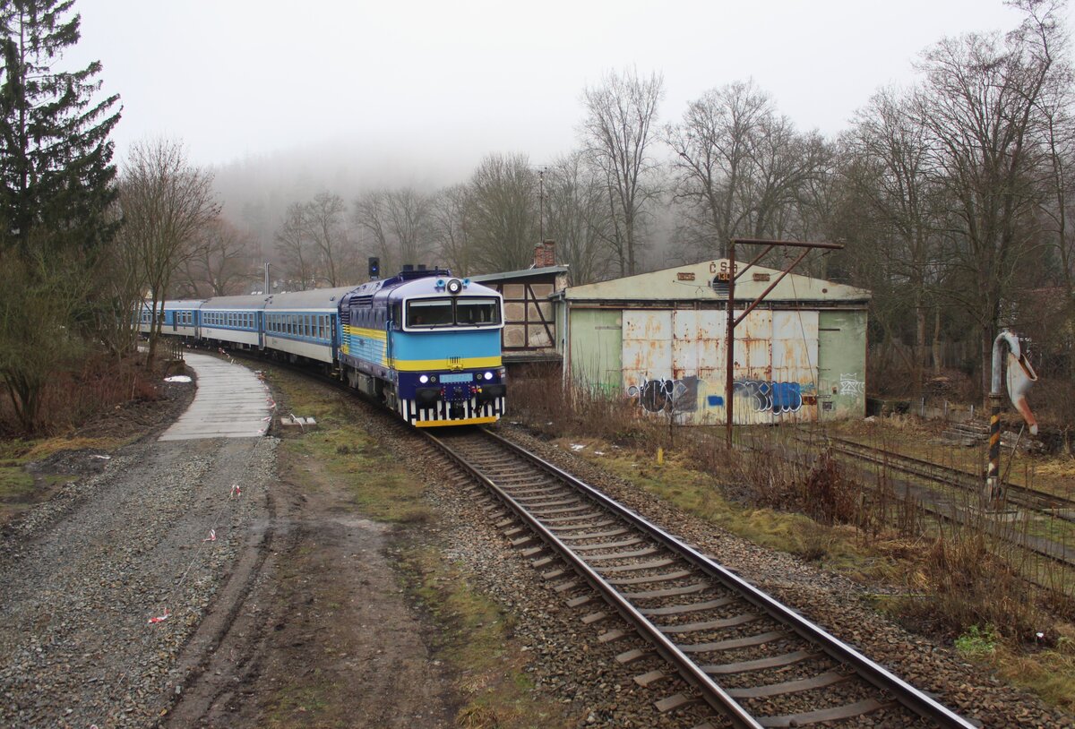 754 077-6 als R661 aus Jihlava ist am 28.12.23 bei der Einfahrt in Zastavka u Brna zu sehen. Heute wird dort schon alles modernisiert sein.