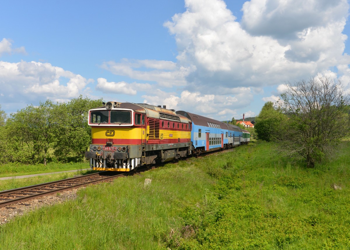 754 078 mit einem Os nach Budweis am 01.06.2014 bei Horni Plana. 