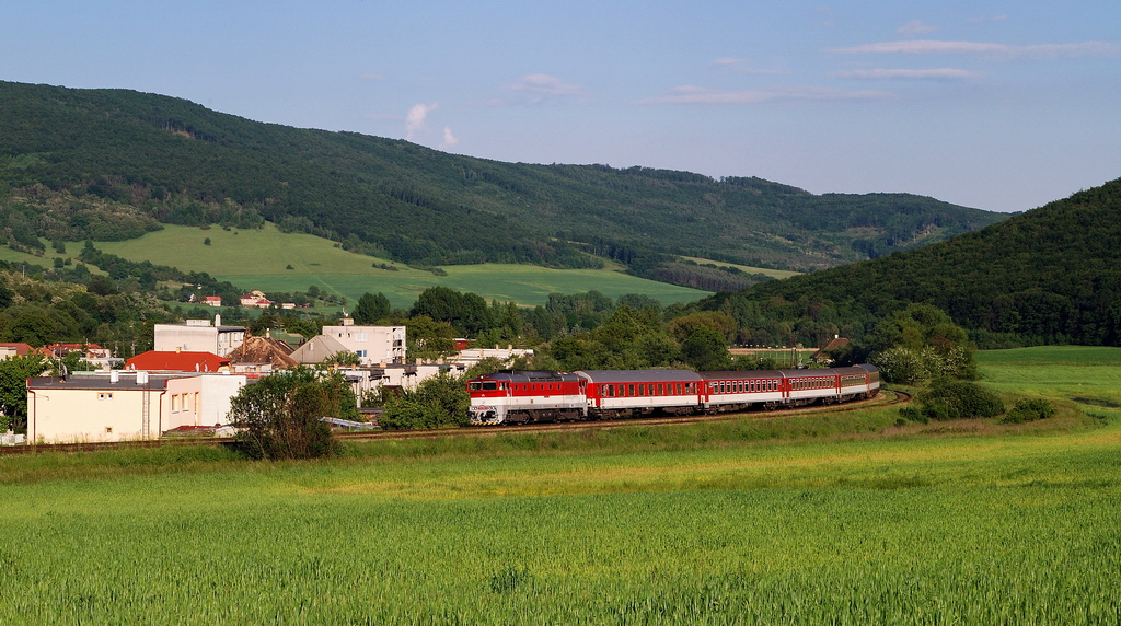 754 082 mit R 930 (Ipel) bei Mytna (20.05.2014)
