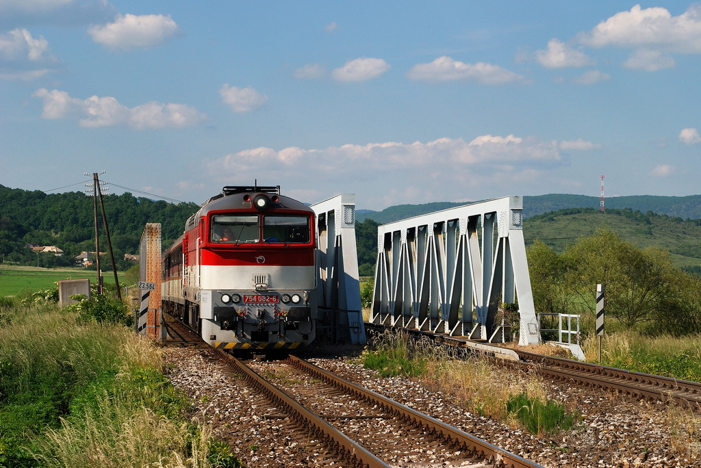 754 082 mit R 930 (Ipel) vor Coltovo (22.05.2014)