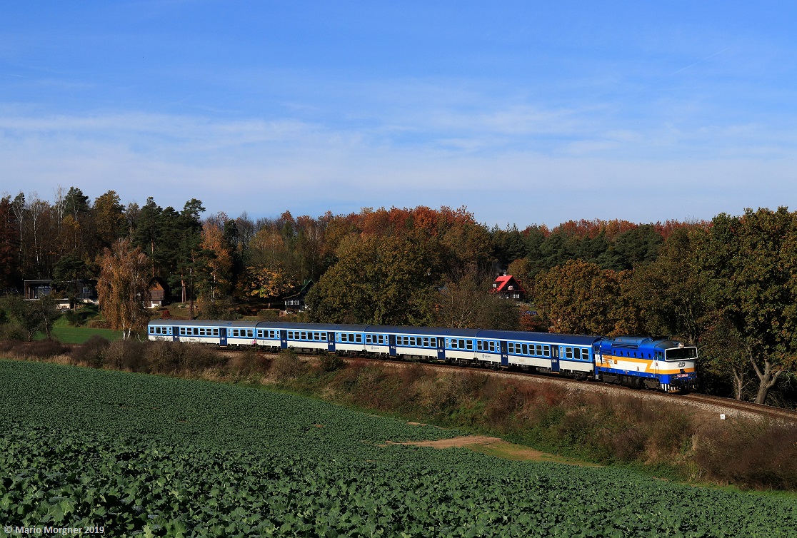 754.024 mit den Os 9061 Praha hl.n. - Čerčany unterwegs bei Svárov, 26.10.2019