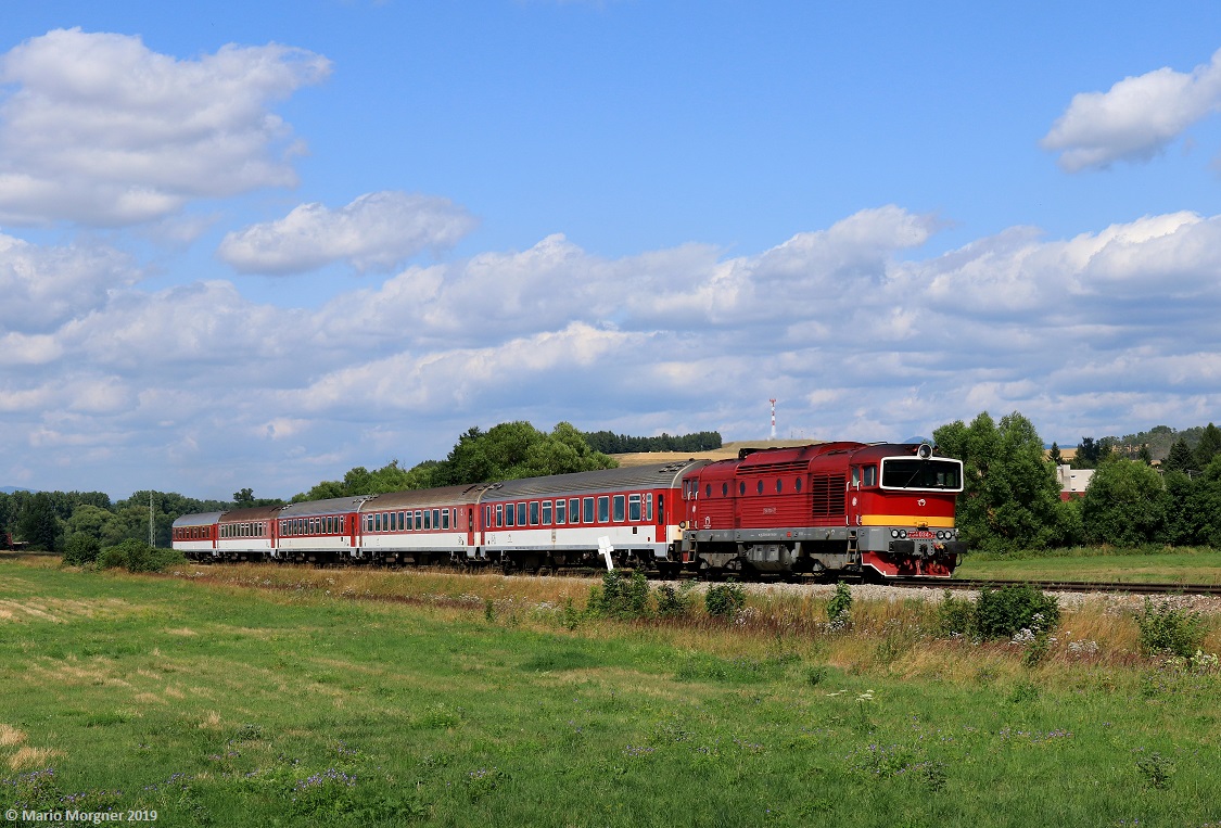 754.034 am R 953 Žilina - Zvolen os.st. unterwegs bei Blažovce, 24.07.2019