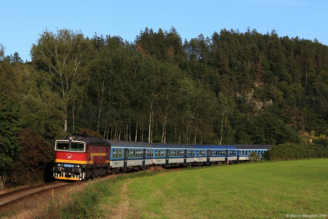 754.049 mit den Sp 1830 (Želivka) Zruč n.Sázavou - Praha hl.n. unterwegs bei Samechov, 22.09.2019