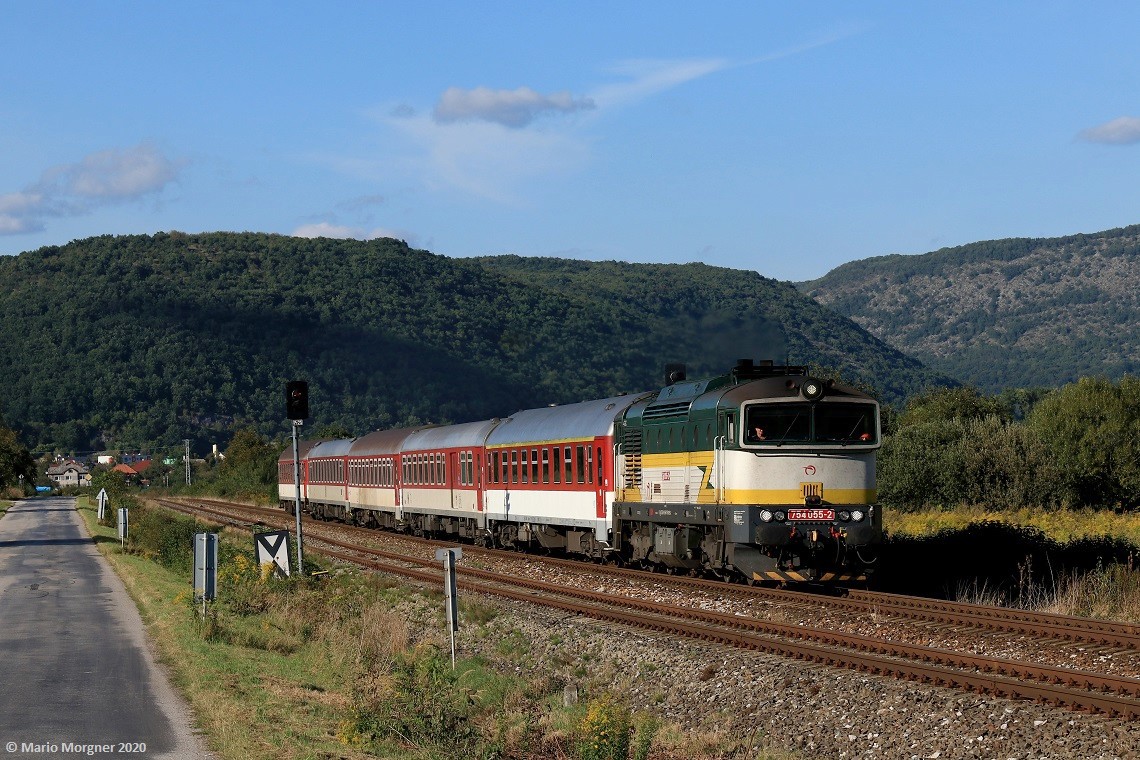 754.055 mit den R 816 Košice - Bratislava hl.st. unterwegs bei Gemerská Hôrka, 08.09.2020